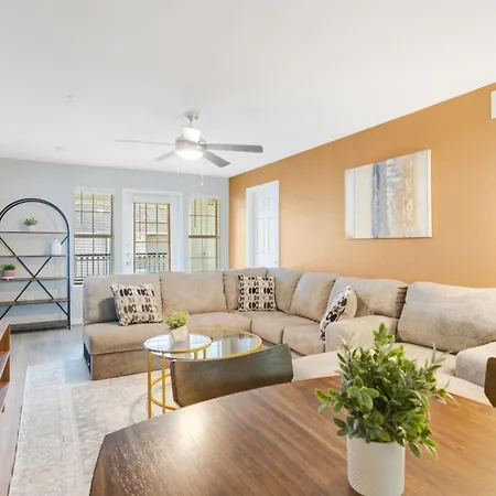 Central Economy 4 Bed 4 Bath Suite 5 Mins From Downtown!
